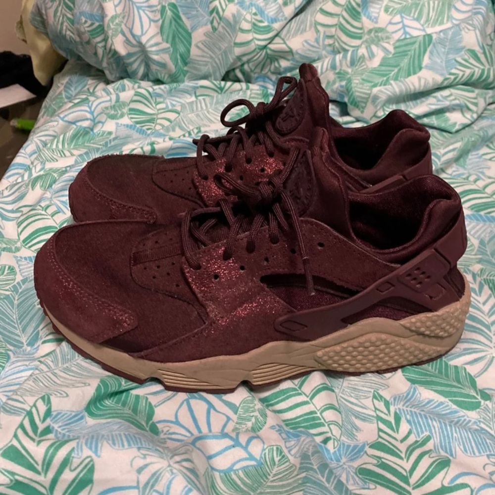 Burgundy huaraches